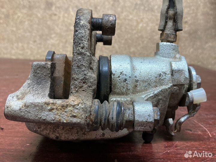 Задний левый суппорт ауди 80 б4