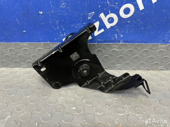 Кронштейн Nissan Terrano D10