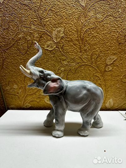 Фарфоровая статуэтка