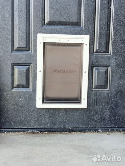 Установка дверок для кошек и собак