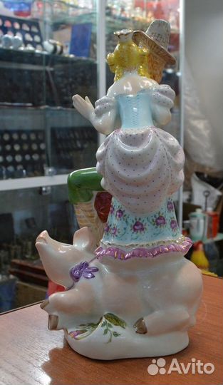 Фарфоровая статуэтка 