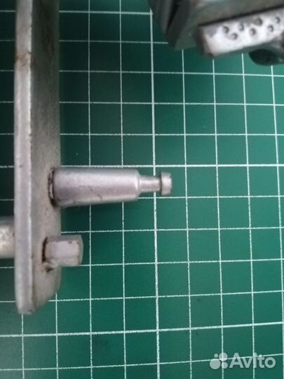 Забавная фигурка баяниста из металла