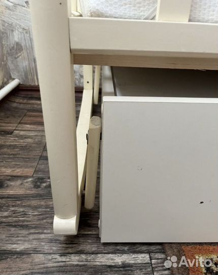 Детская кроватка с маятником и ящиком