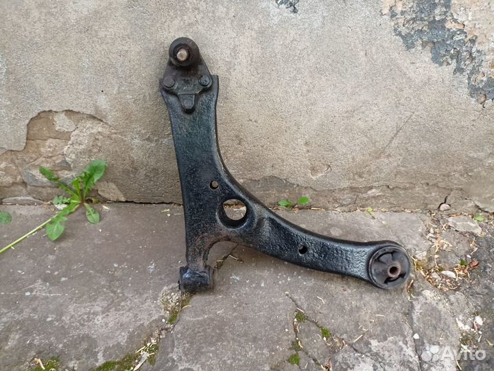 Рычаг передний правый тойота авенсис 2
