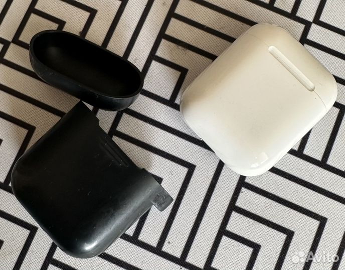 Apple air pods 1 (1st generation)