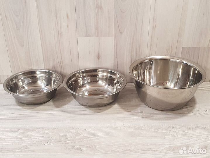 В клетки для собак миска