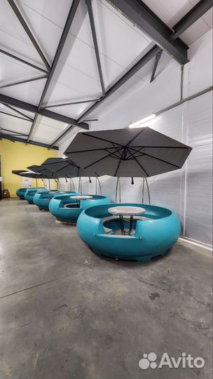 Лодка с мотором и грилем барбекю бухлоход