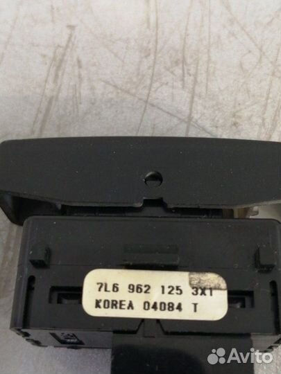 Кнопка центрального замка передняя левая