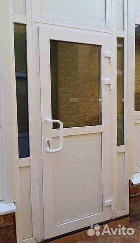 Пластиковая входная дверь
