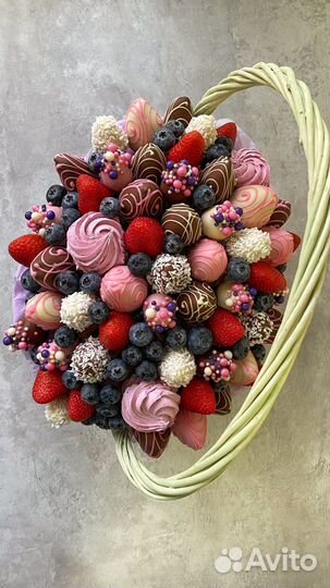 Клубничная корзина с голубикой и зефиром