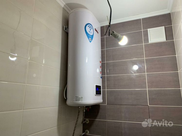 Монтаж водонагревателя аристон. Водонагреватель электрический накопительный монтаж. Водонагреватель в ванную. Накопительный водонагреватель 50 монтаж. Водонагреватель накопительный в ванной.