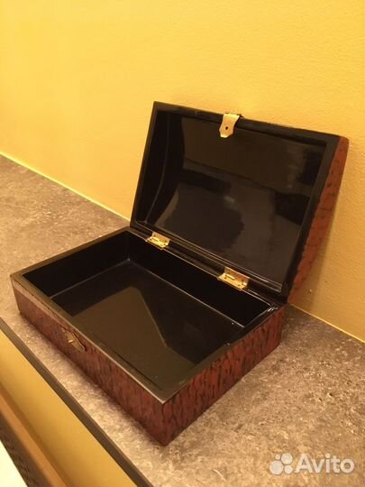 Шкатулка деревянная лакированная
