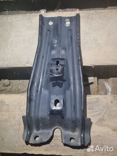 Кронштейн замка капота Tiguan 2