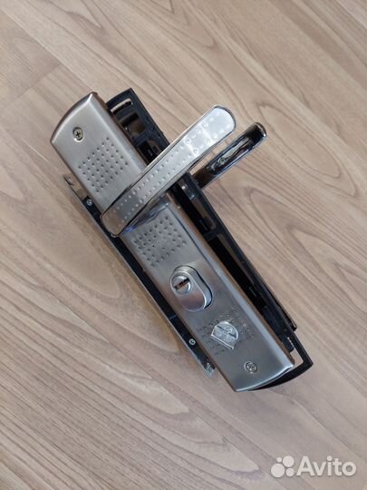 Дверная ручка с замком