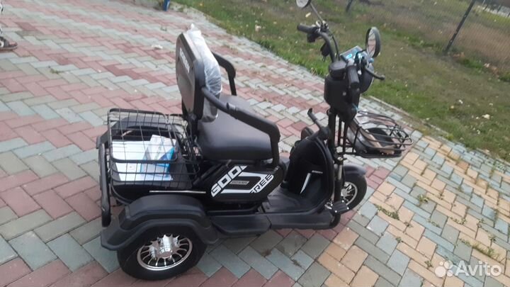 Трицикл трёхместный