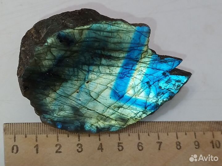 Лабрадор минерал с красивой иризацией