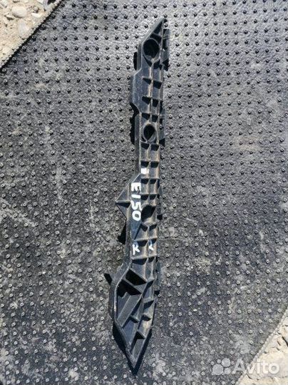 Крепление бампера заднее правое Toyota Corolla150