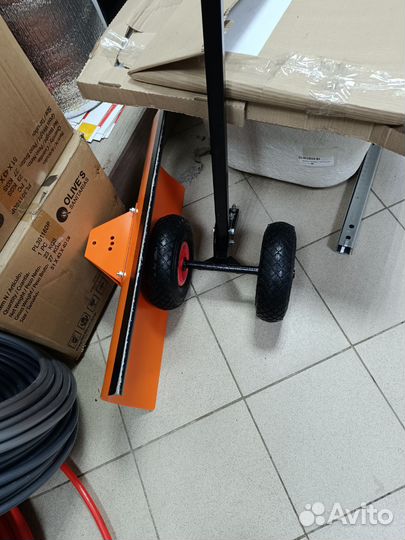 Лопата для уборки снега на колесах