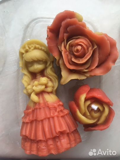 Восковая свеча Девочка с котенком