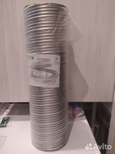 Вентиляционная решетка с сеткой, трубы, полки