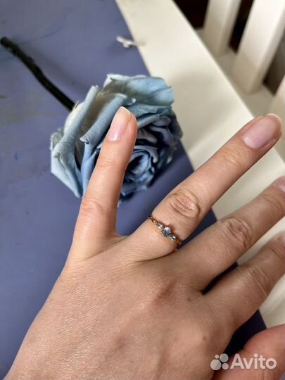 Золотое кольцо с голубым топазом