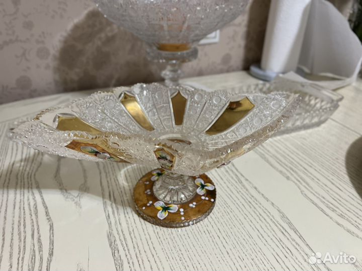 Ваза для фруктов на ножке