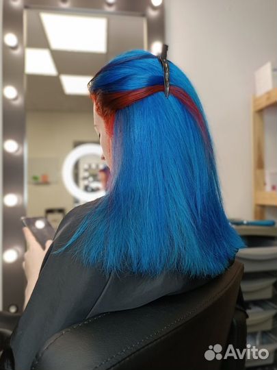 Окрашивание волос. Парикмахер