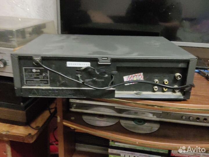 Видеомагнитофон LG