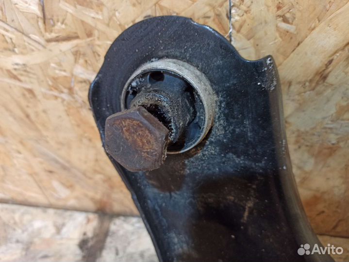 Рычаг левый Renault Fluence