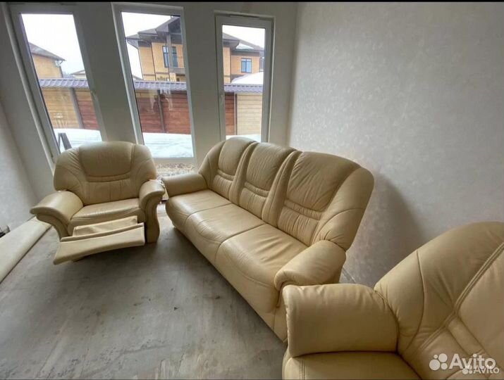 Кожаный диван и 2 кресла