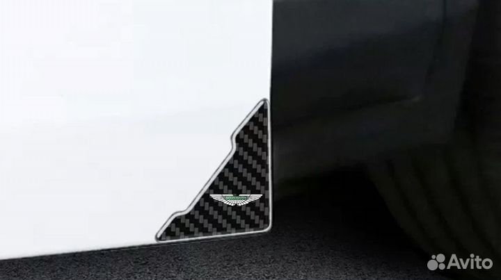 Карбоновые накладки на двери Aston Martin
