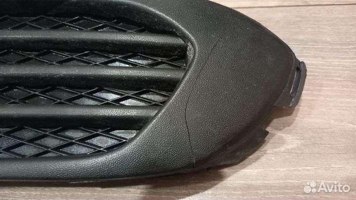 6RU853666C Решетка в бампер правая