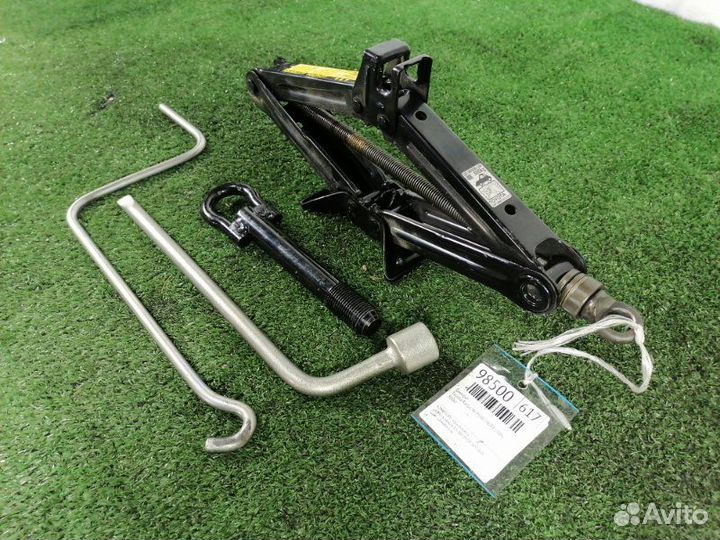 Домкрат Toyota Ractis NCP100 1nzfe 2006