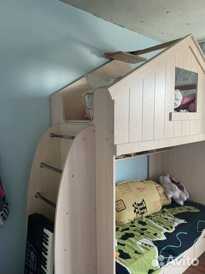 Кровать двухьярусная в виде домика