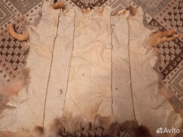 Шкурки трёх лис, сшитые