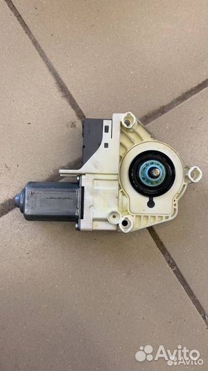Моторчик стеклоподъемника передний левый