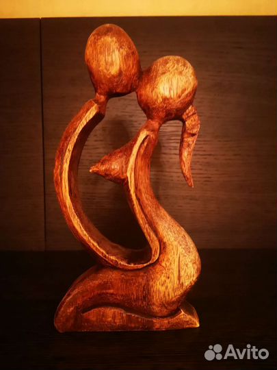 Статуэтка из дерева. Влюблённая пара