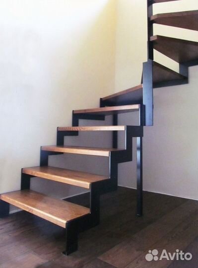 Металлокаркас Лестницы на Ломанном Косоуре в Дом
