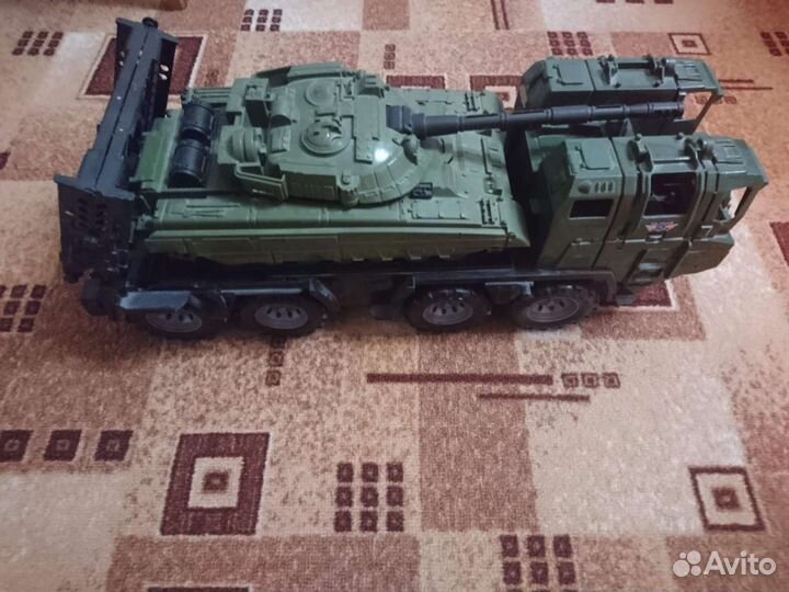 Танк игрушечный