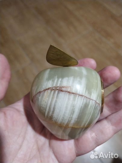 Часы из оникса яблоко