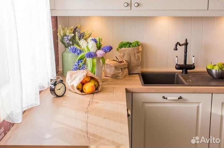 Угловая кухня на заказ в пастельных цветах