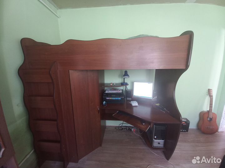 Кровать-чердак со столом и шкафом