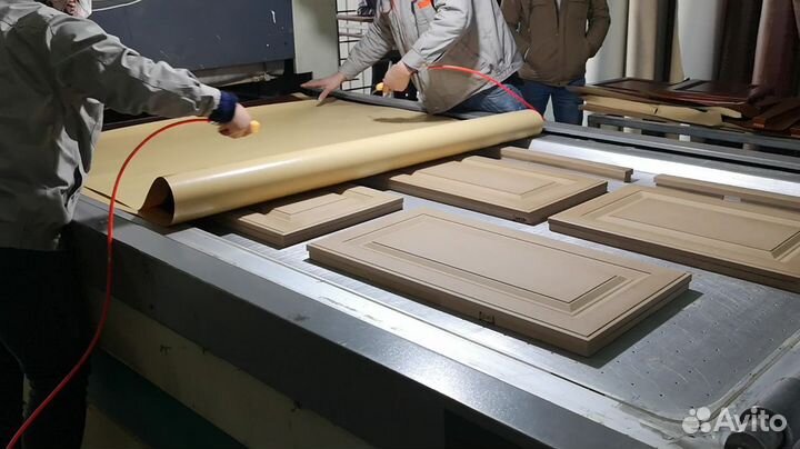 Фасадчики, оператор вакуумного пресса