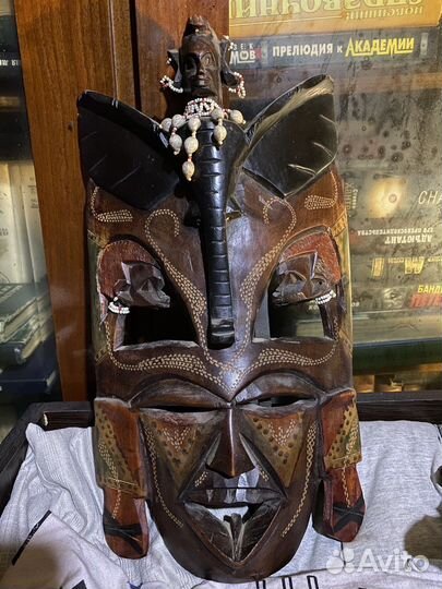 Африканская маска из дерева