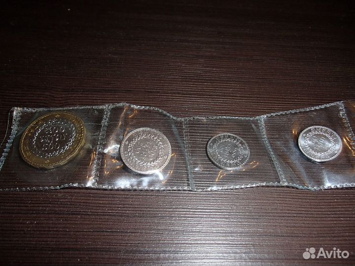 Монеты разные и жетон метрополитена