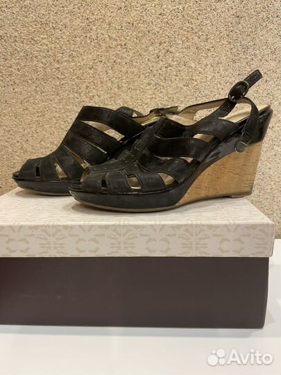 Босоножкию