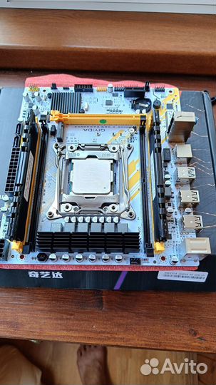 Материнская плата с процессором и памятью