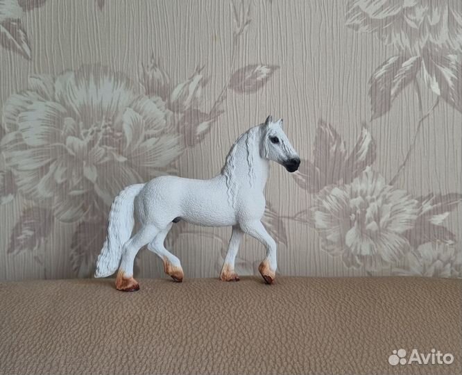 Лошади schleich фризский жеребец белый