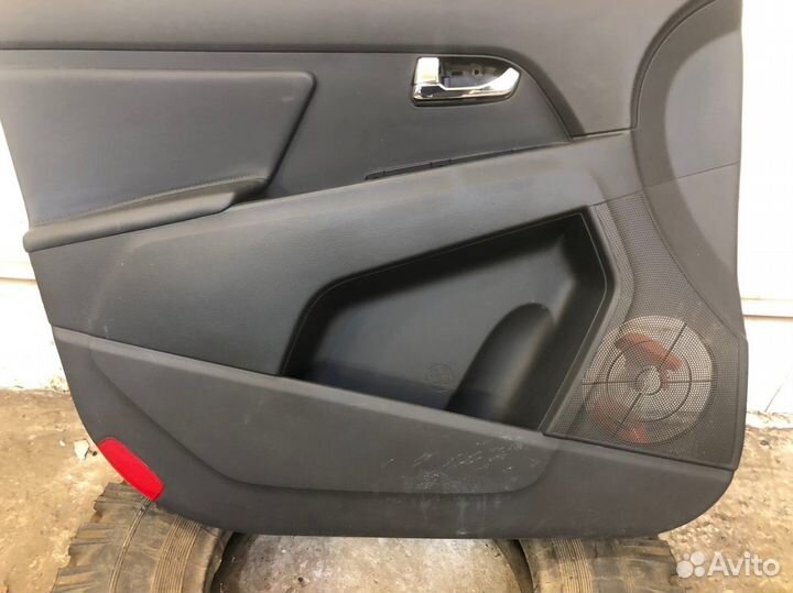 Обшивка двери передняя левая Kia Sportage 3