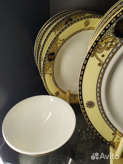 Набор тарелок фирмы Miracle Dynasty из фарфора